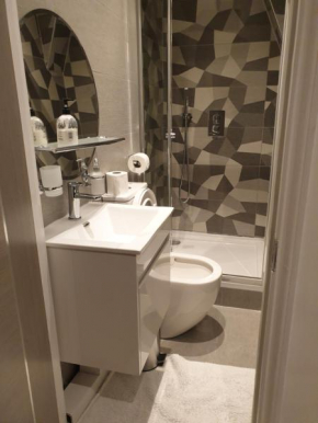 Central London property-ensuite, double and budget room